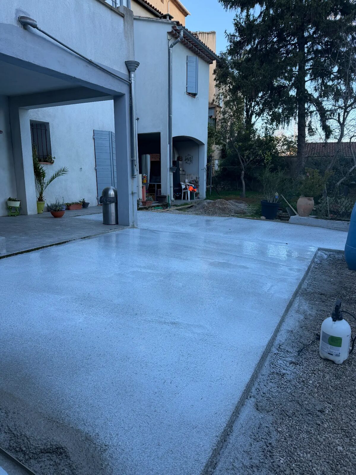 Grande terrasse en béton lissé devant une maison provençale